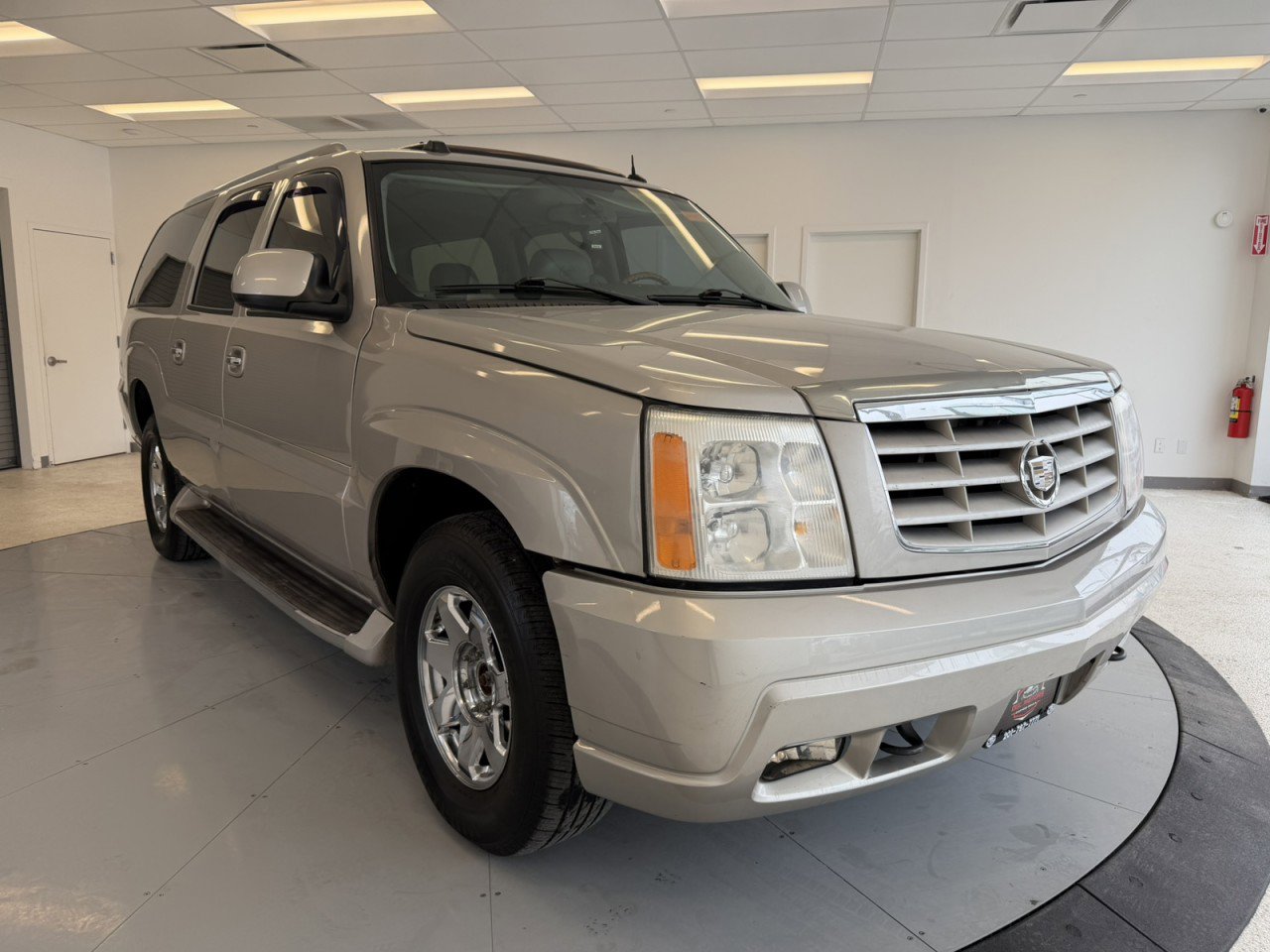 Used 2004 Cadillac Escalade ESV AWD image 1