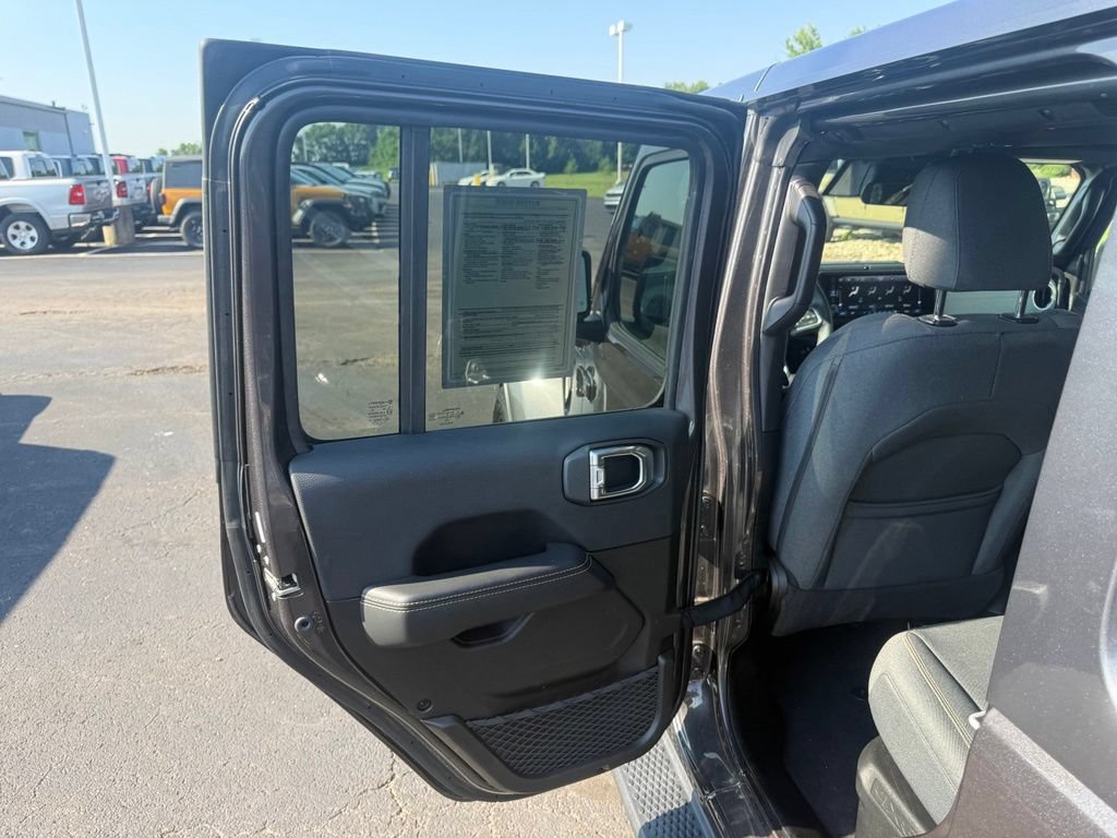 Used 2025 Jeep Wrangler Unlimited Sahara AWD/4WD image 40