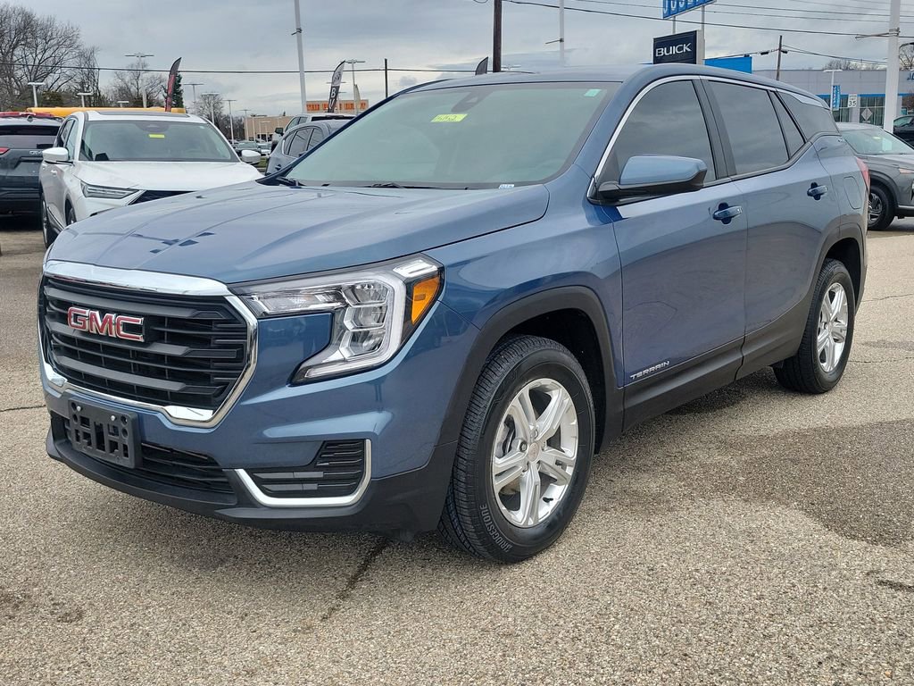 Used 2024 GMC Terrain SLE image 2