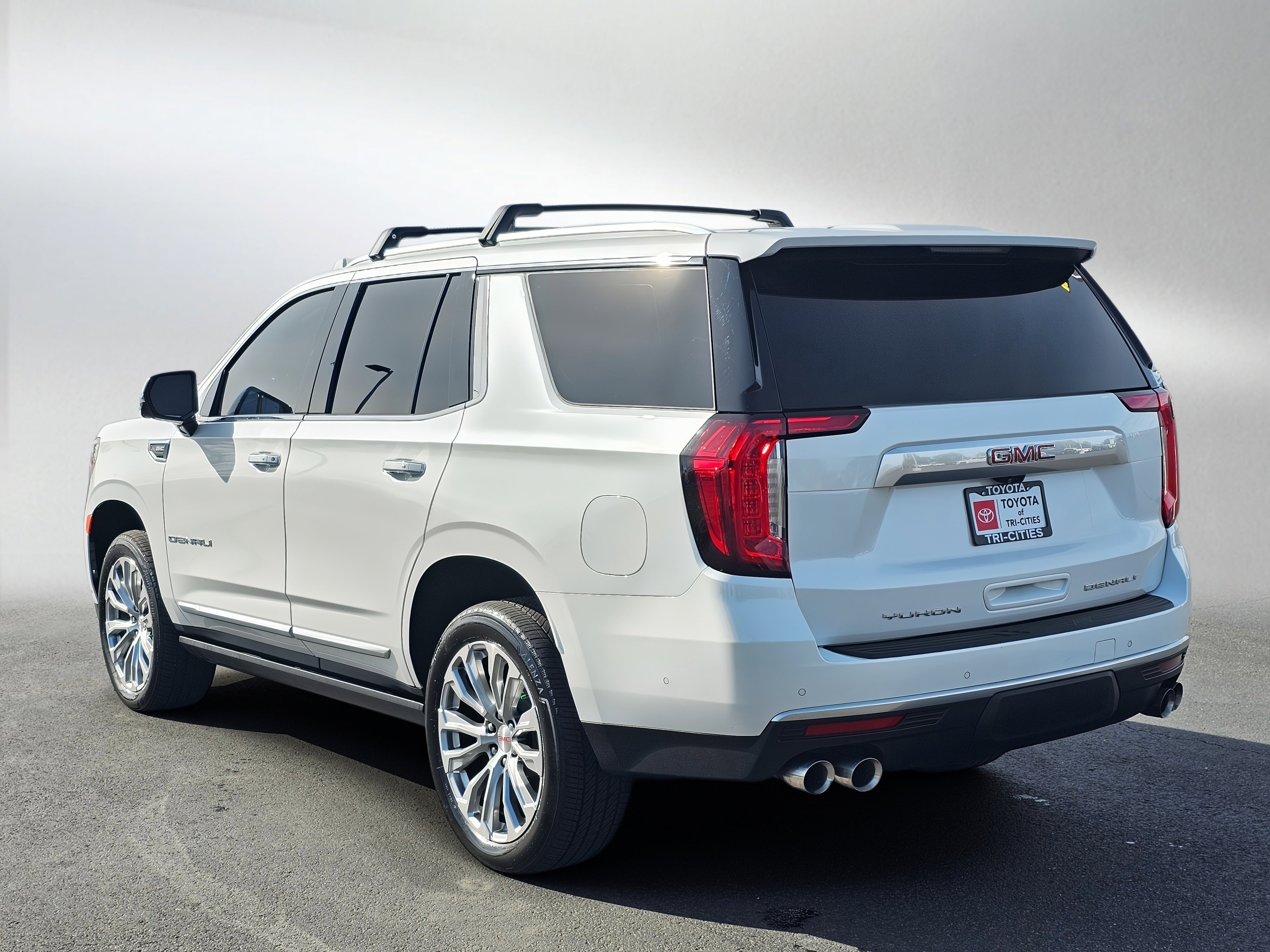 Used 2024 GMC Yukon Denali w/ Denali Reserve Package AWD/4WD image 3