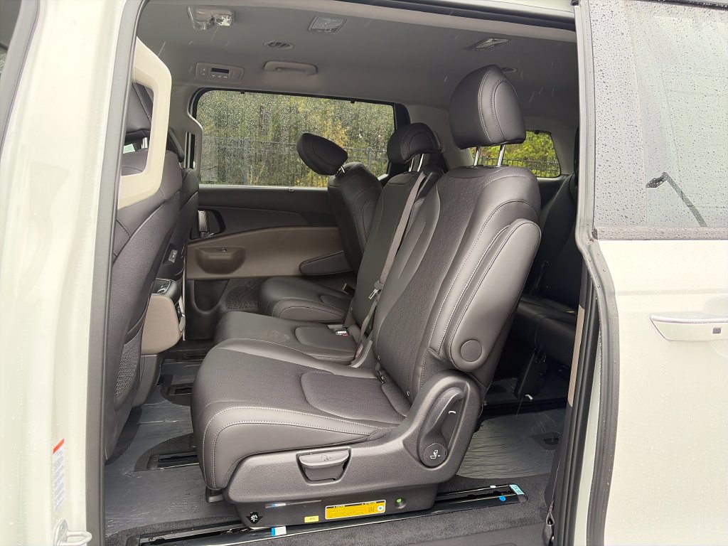 New 2027 Kia Carnival EX FWD image 24