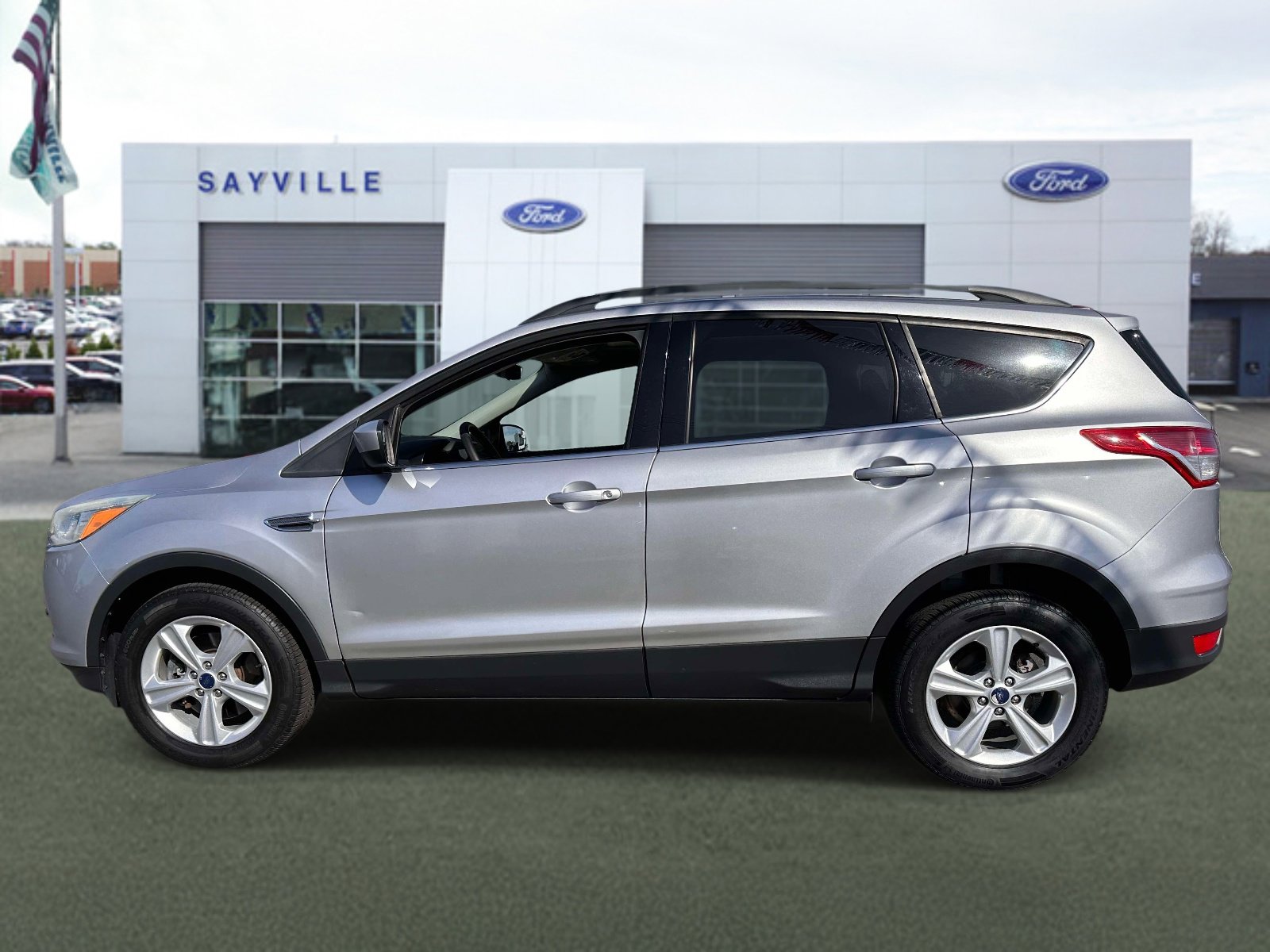 Used 2016 Ford Escape SE w/ Equipment Group 201A image 2