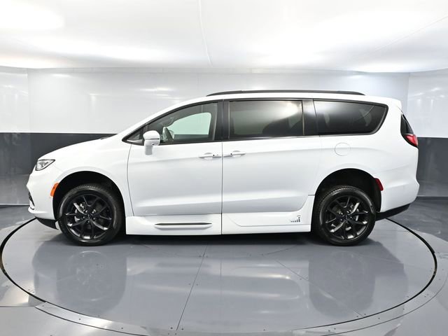 Used 2022 Chrysler Pacifica Touring-L w/ Uconnect Theater Family Group image 11