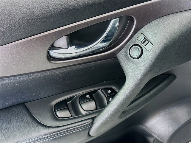 Used 2016 Nissan Rogue S image 17