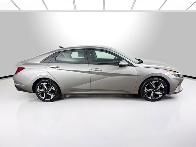 Used 2023 Hyundai Elantra SEL w/ Convenience Package FWD image 2