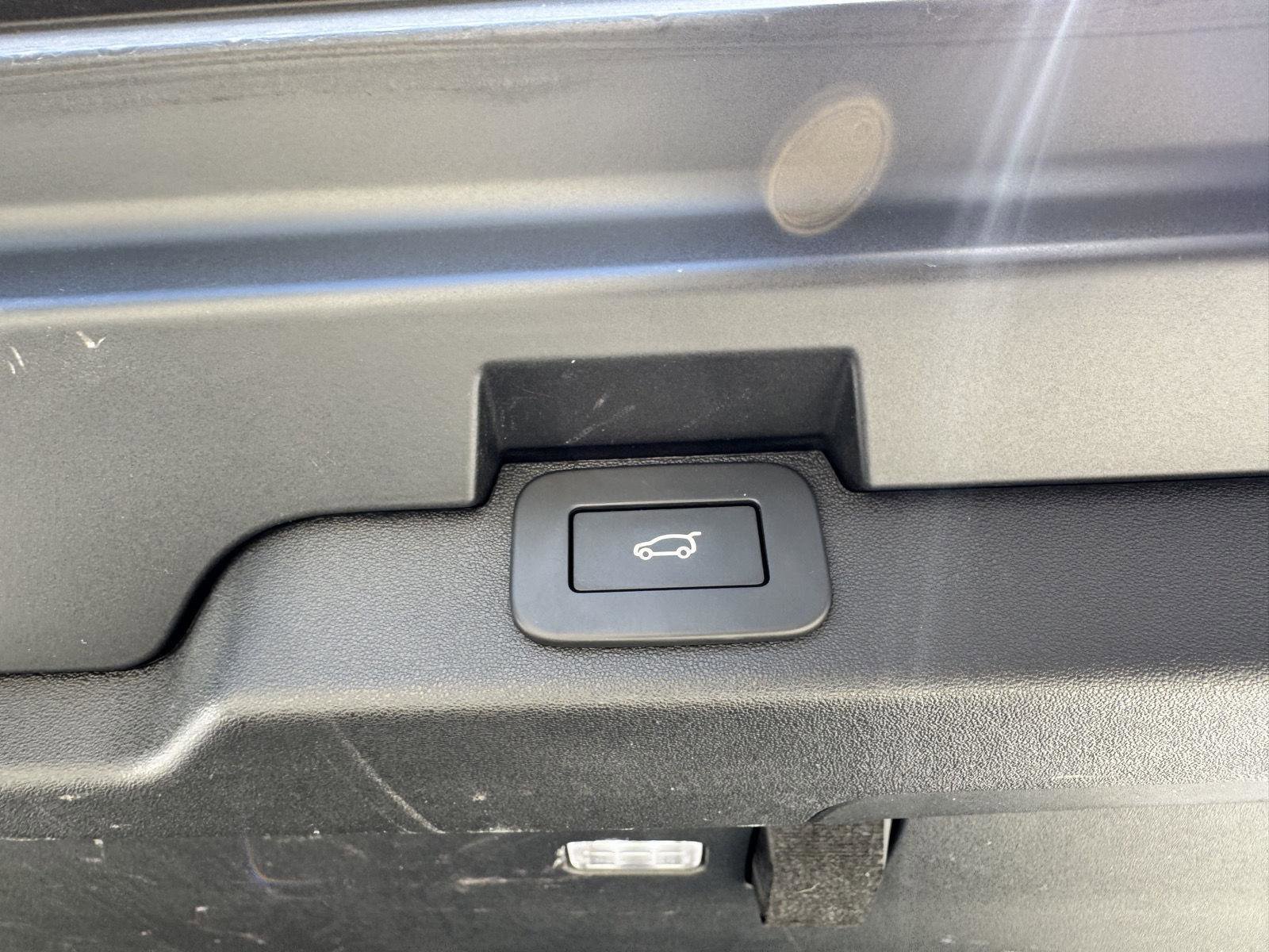 Used 2024 Land Rover Discovery Dynamic SE image 23