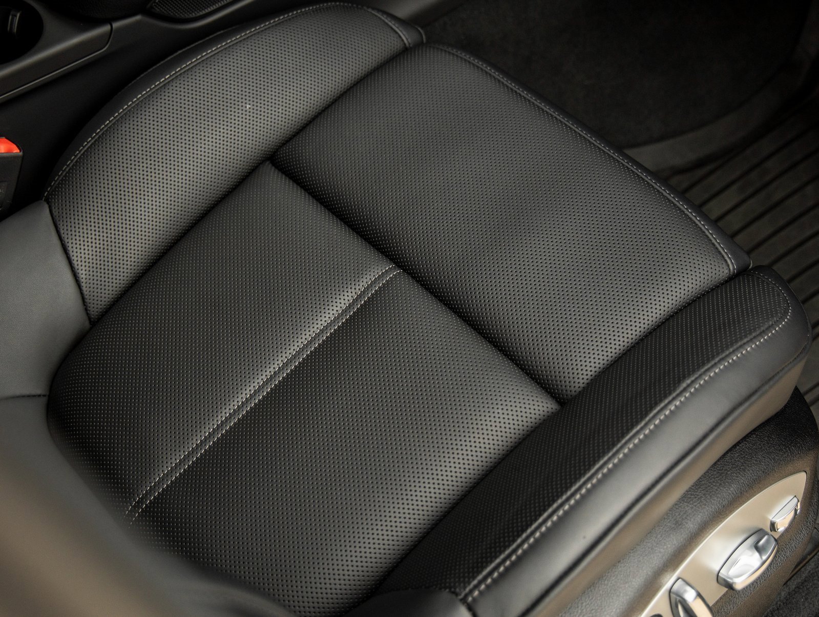 Used 2025 Porsche Macan image 43