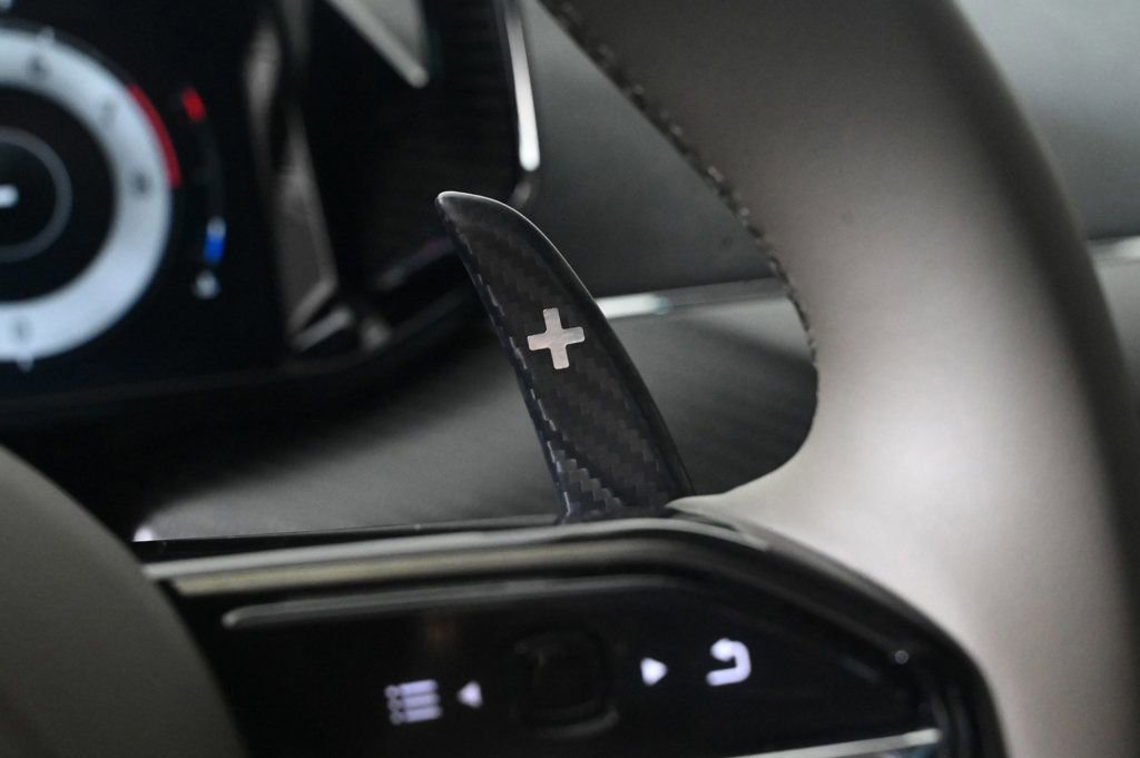 Used 2025 Aston Martin Vanquish image 24