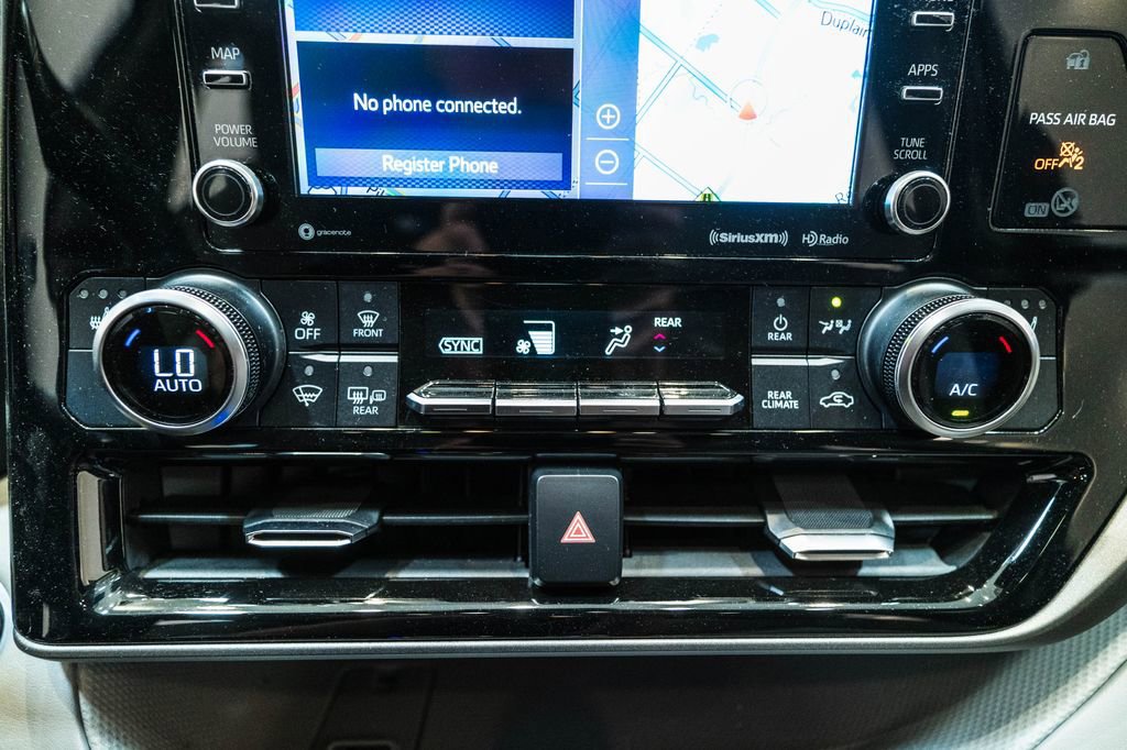 Used 2020 Toyota Highlander XLE AWD/4WD image 28
