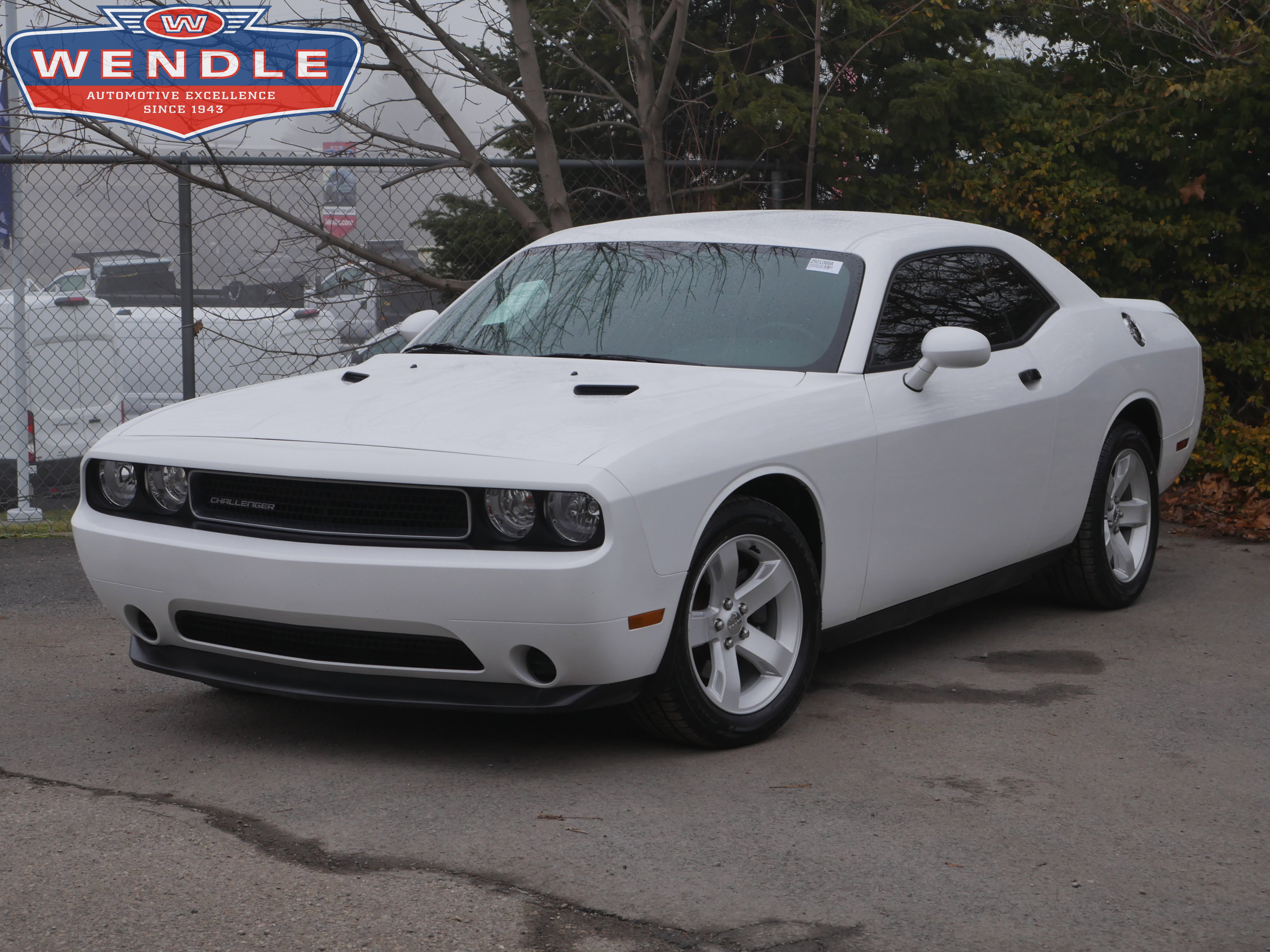 Used 2013 Dodge Challenger SXT image 1