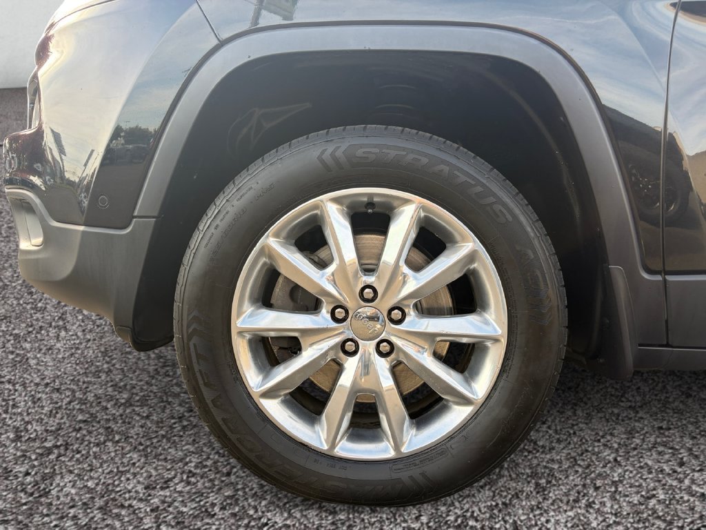 Used 2015 Jeep Cherokee Limited w/ Luxury Group AWD/4WD image 9