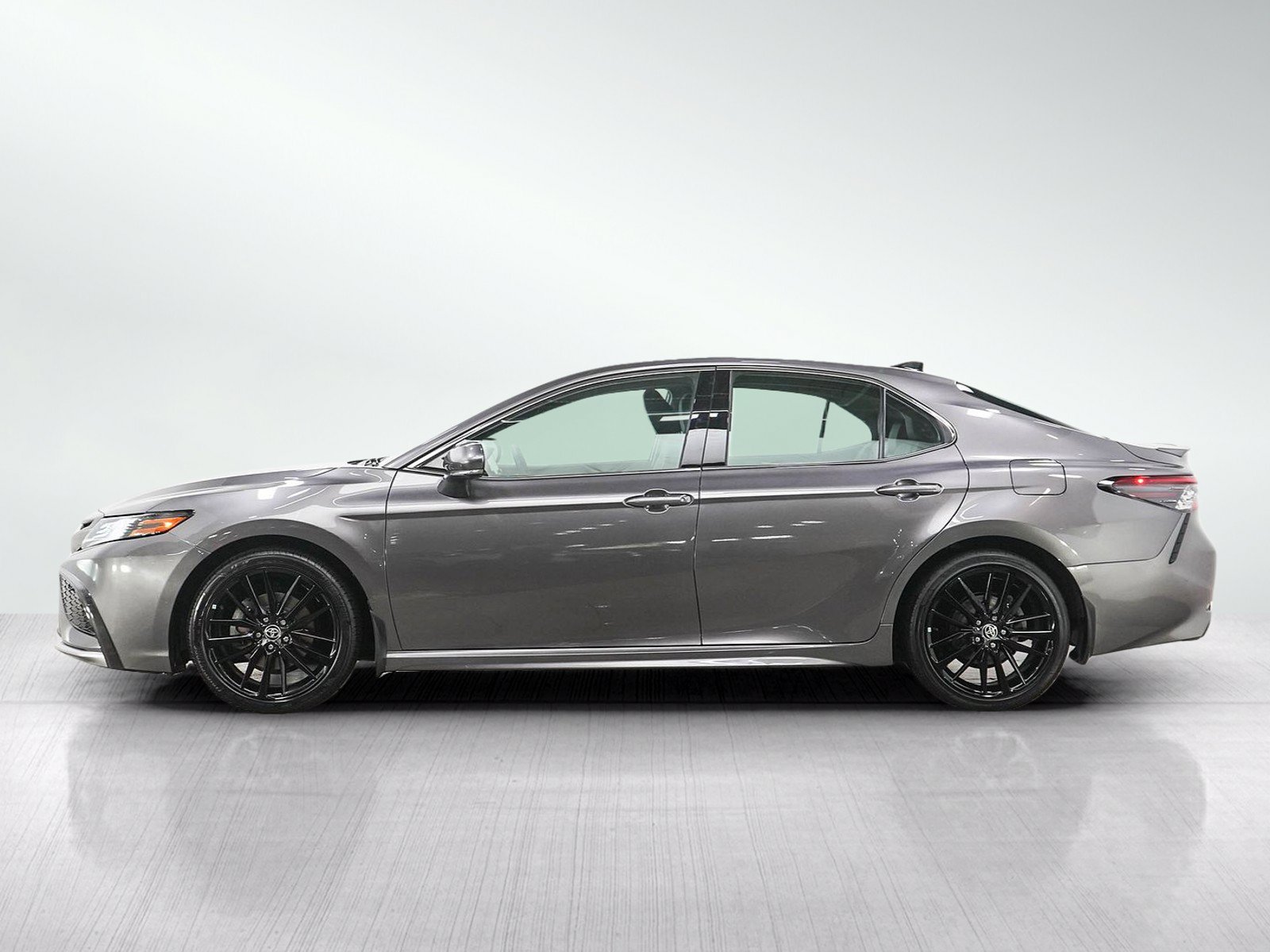 Used 2022 Toyota Camry XSE FWD image 2