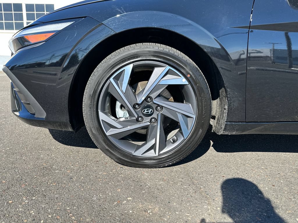 Certified 2025 Hyundai Elantra SEL FWD image 11