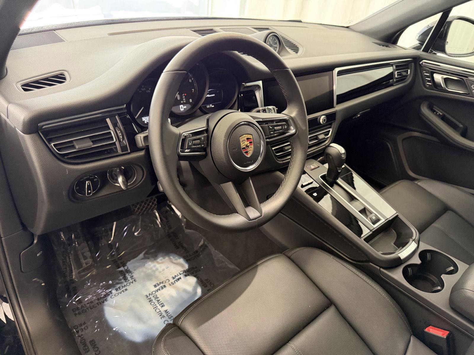 Certified 2025 Porsche Macan image 4
