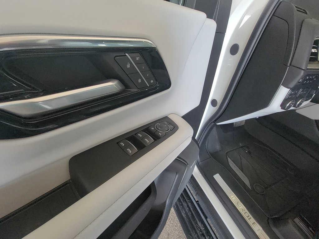 Used 2025 Chevrolet Tahoe Premier AWD/4WD image 12
