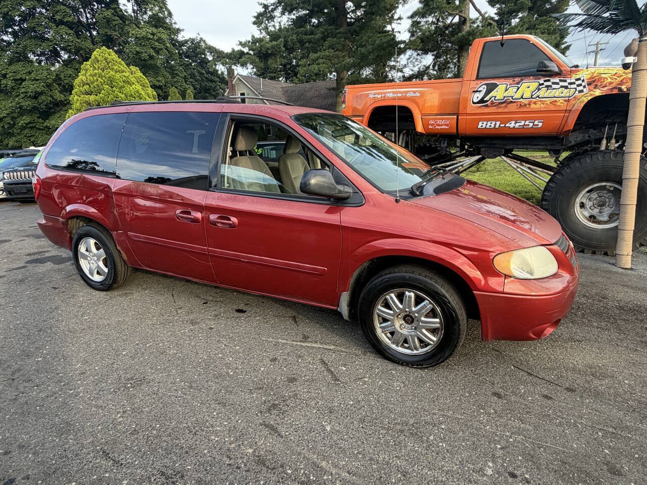 Used 2005 Dodge Grand Caravan SXT w/ Premium Group FWD image 2