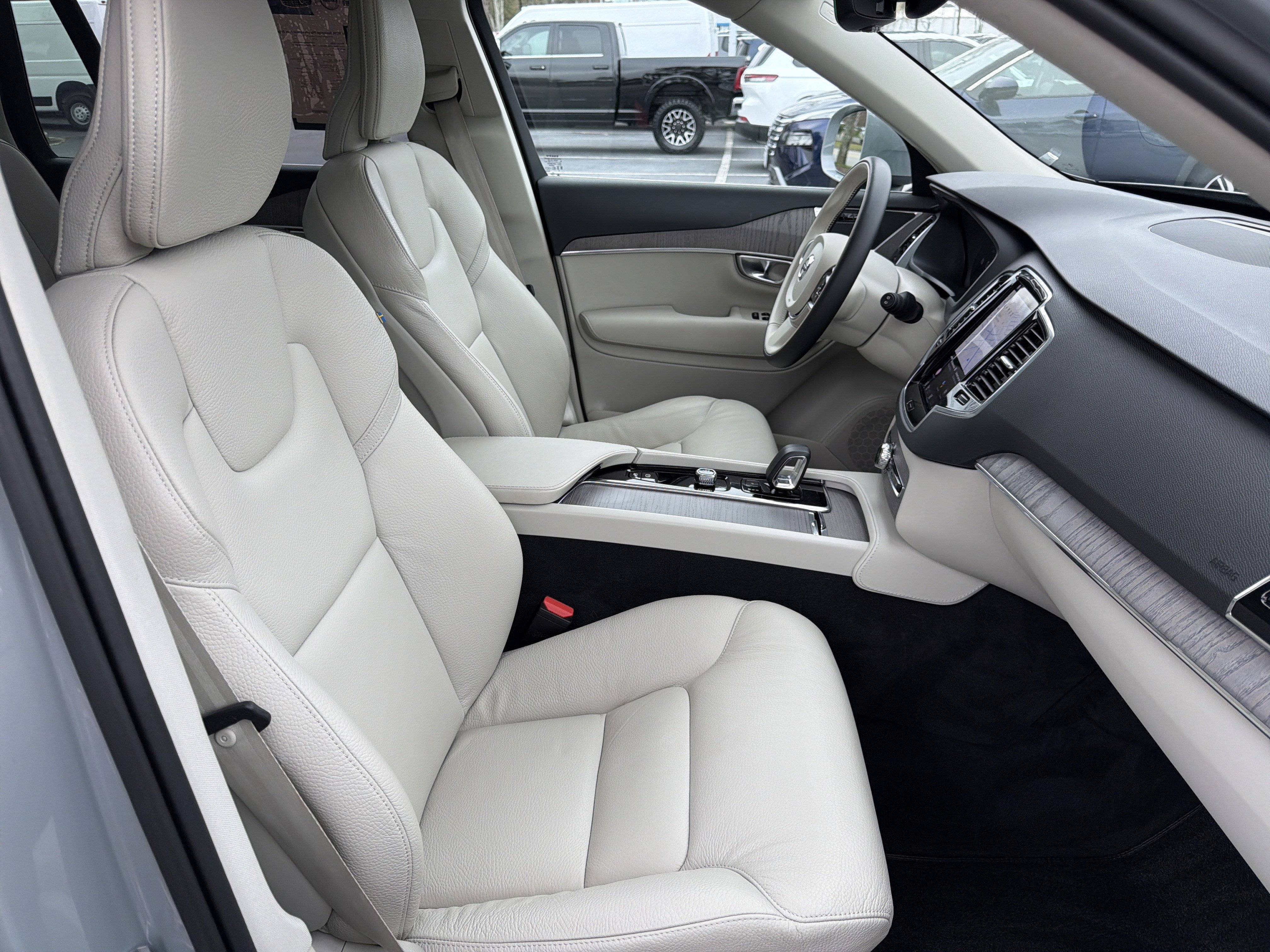 Certified 2024 Volvo XC90 T8 Plus w/ Protection Package Premier image 35