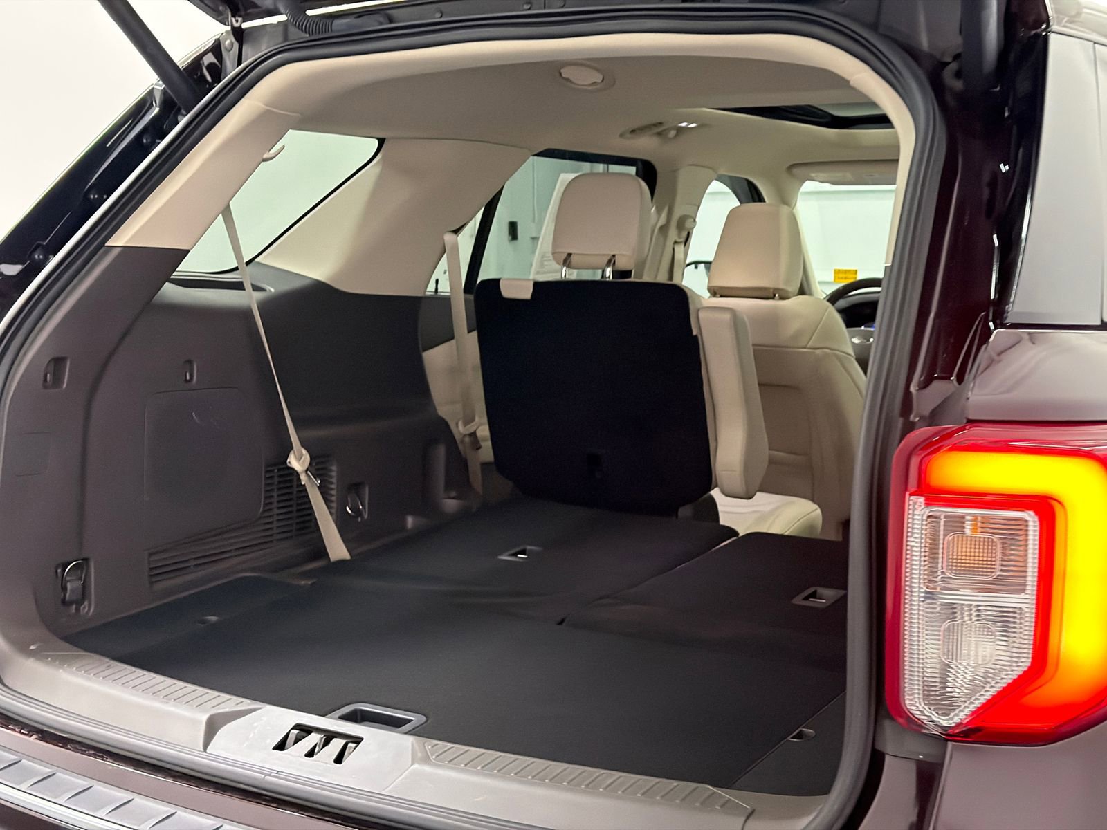 Used 2023 Ford Explorer Platinum w/ Technology Package image 8