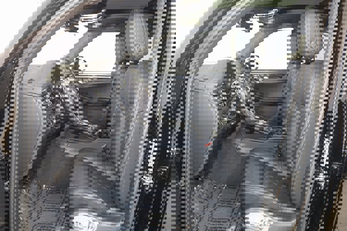 Used 2025 Porsche Macan image 12