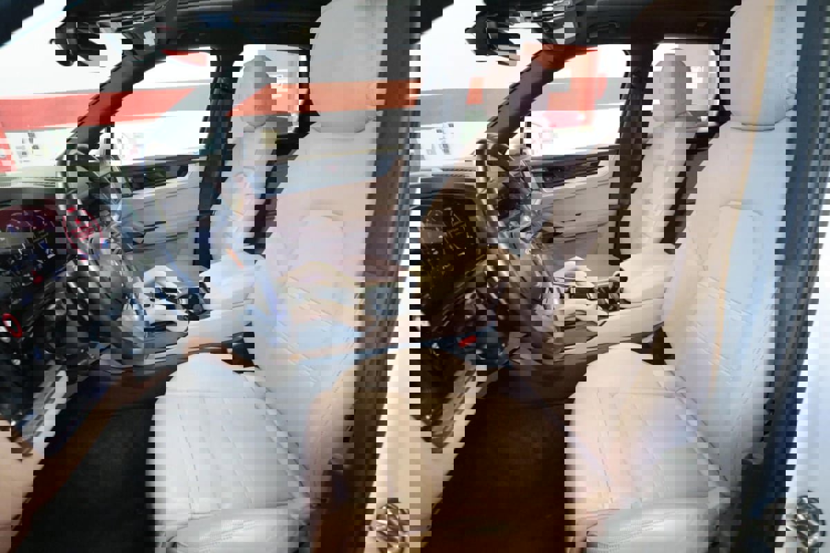 Used 2024 Porsche Cayenne AWD/4WD image 12