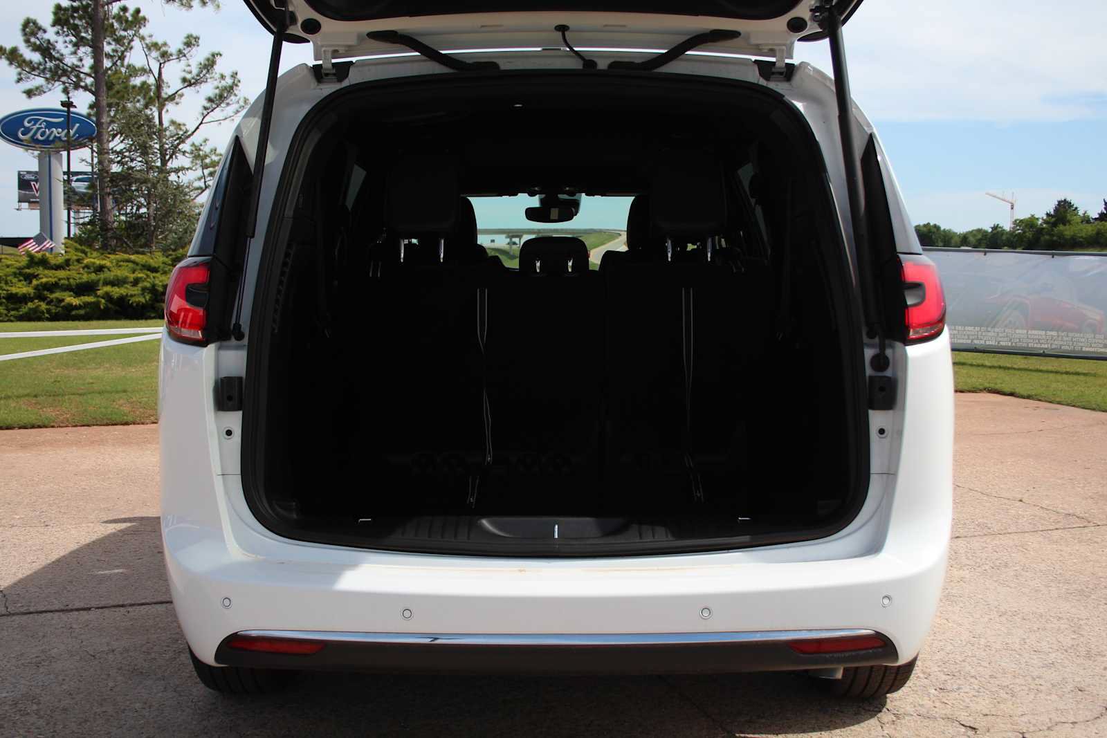 New 2025 Chrysler Pacifica Select AWD/4WD image 10