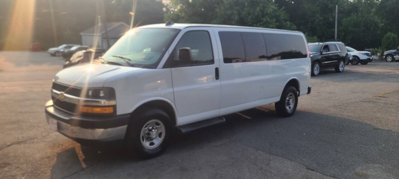 Used 2019 Chevrolet Express 3500 LT w/ LT Preferred Equipment Group RWD image 4