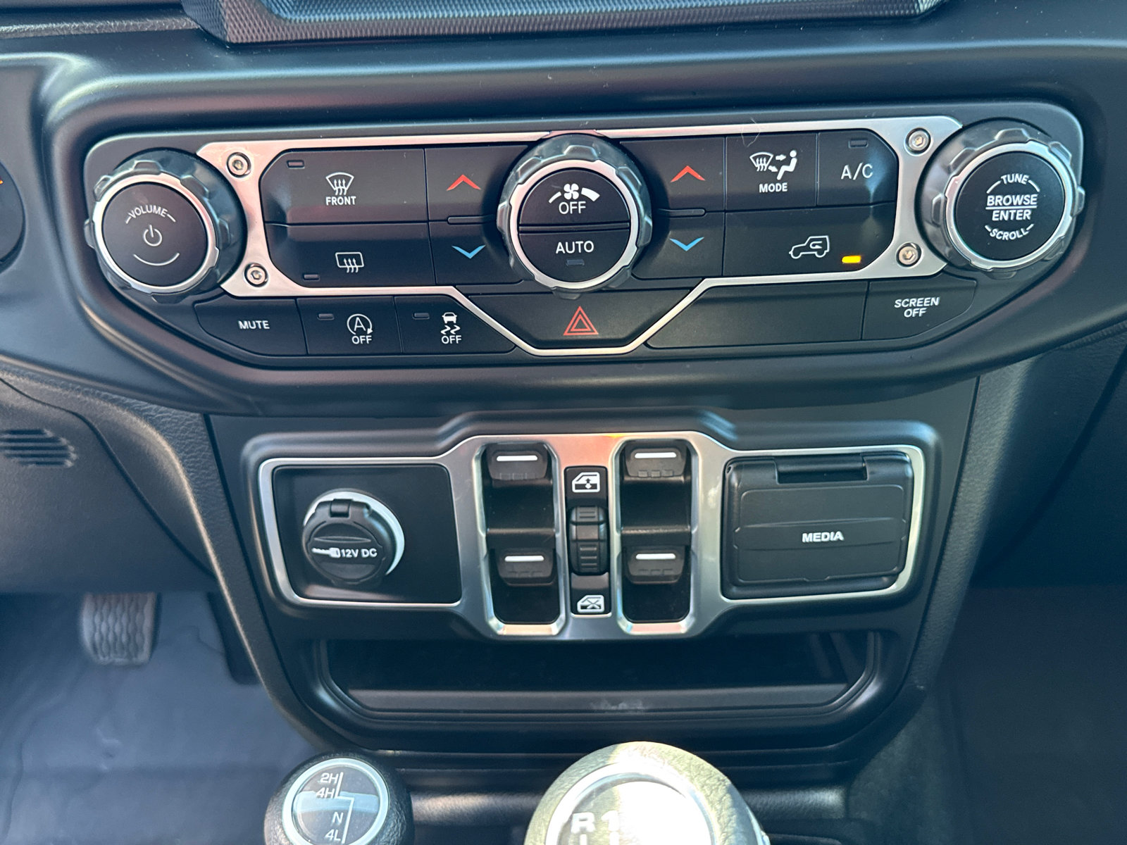 Used 2023 Jeep Gladiator Willys AWD/4WD image 13