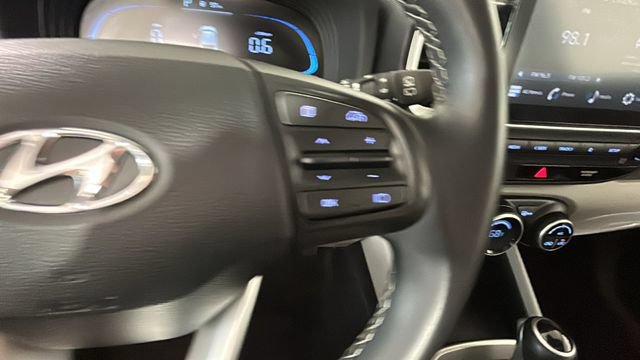 Used 2025 Hyundai Venue SEL FWD image 17