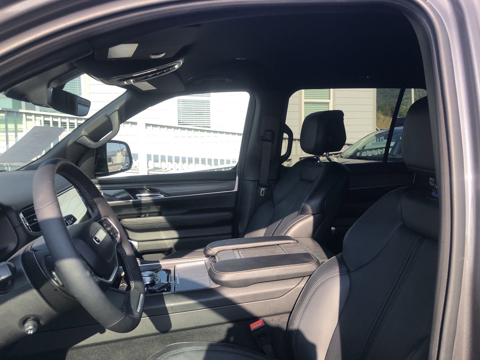 Used 2024 Jeep Wagoneer L Series II w/ Flexible Seating Group image 17