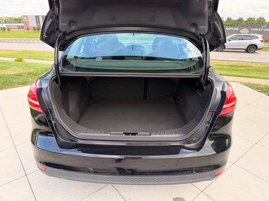 Used 2017 Ford Focus SE w/ Cold Weather Package FWD image 27