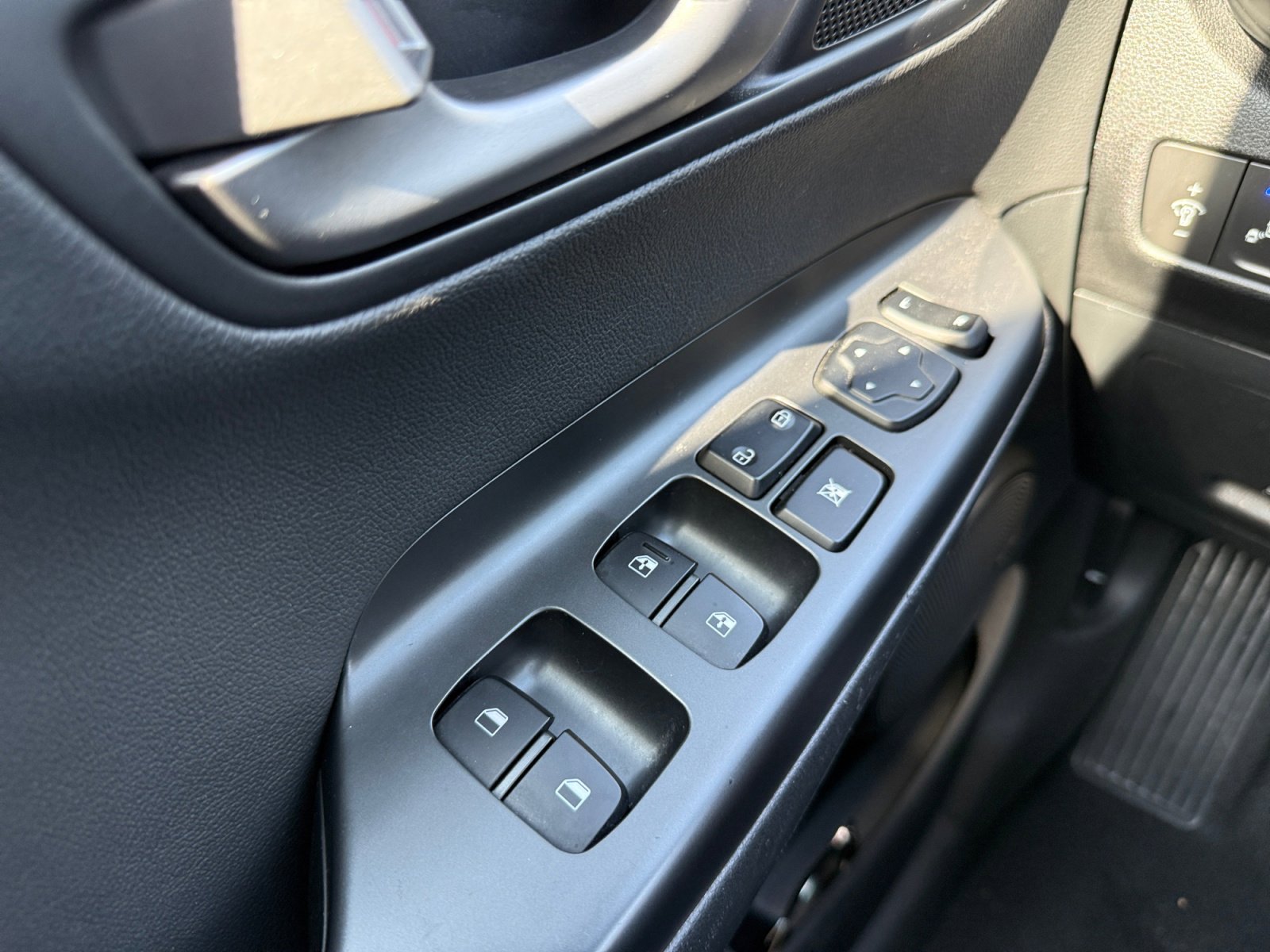 Used 2020 Hyundai Kona Limited FWD image 22