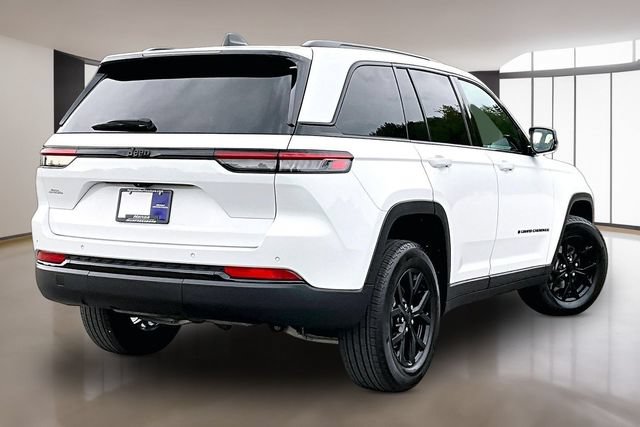Used 2025 Jeep Grand Cherokee Altitude RWD image 6