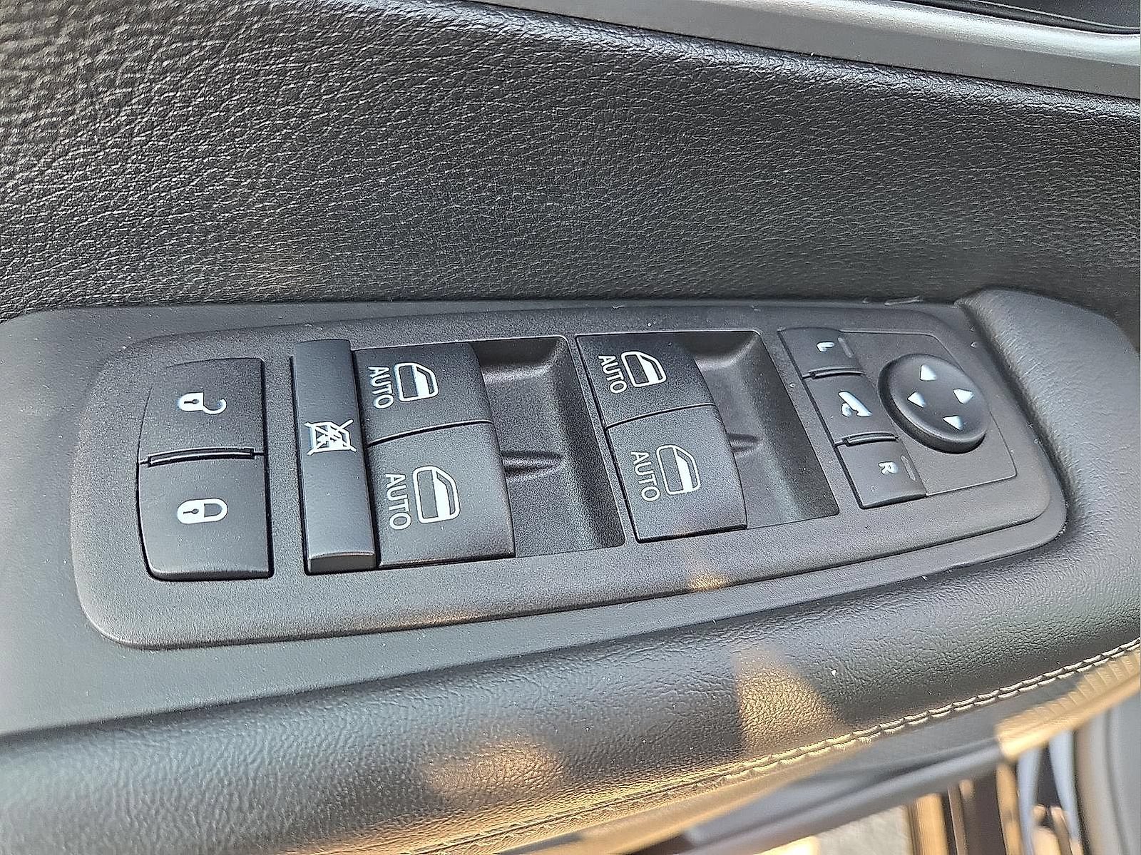 Used 2025 Chrysler Pacifica Limited FWD image 16