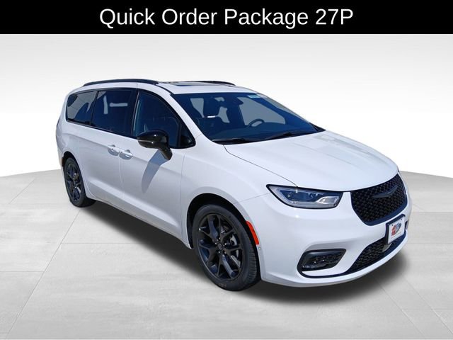 New 2025 Chrysler Pacifica Limited image 3