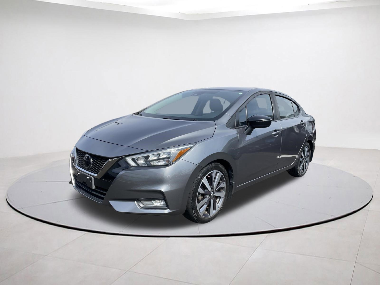 Used 2020 Nissan Versa SR image 3