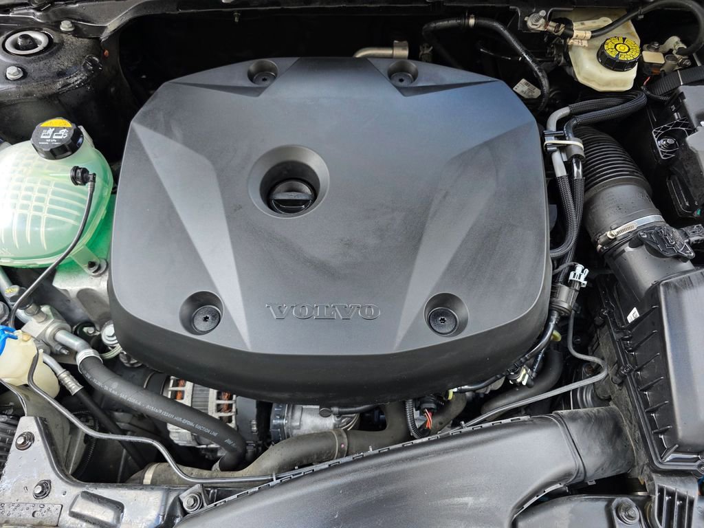 Used 2020 Volvo XC40 T5 Momentum image 10