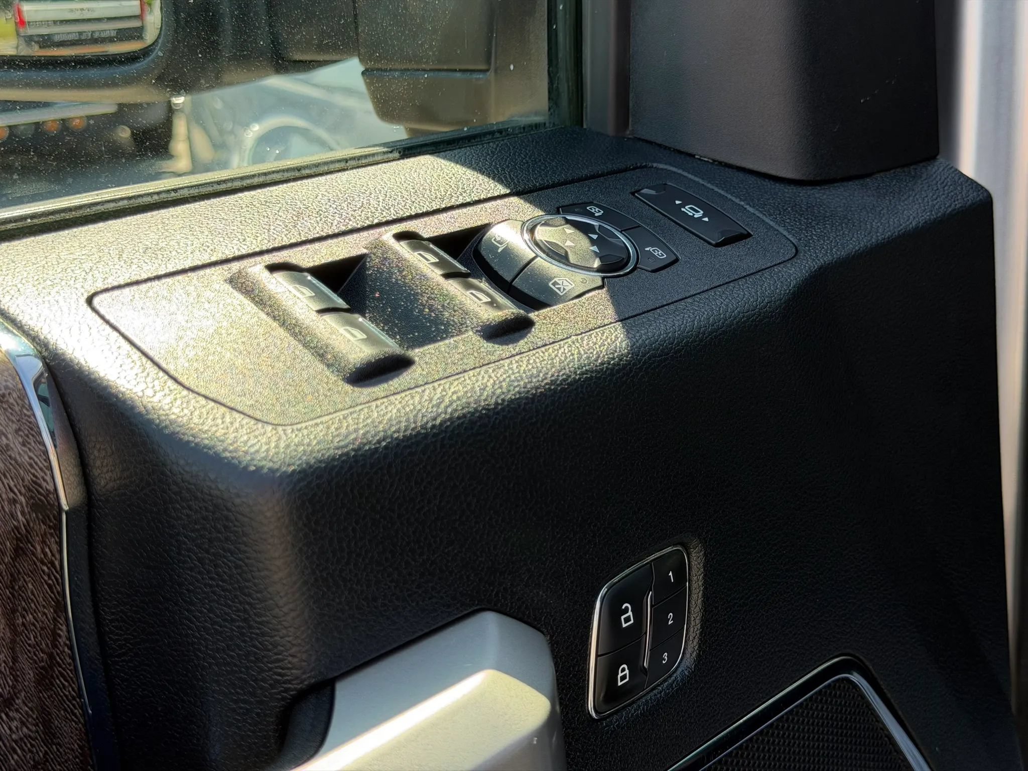 Used 2019 Ford F250 Lariat w/ Lariat Ultimate Package AWD/4WD image 17