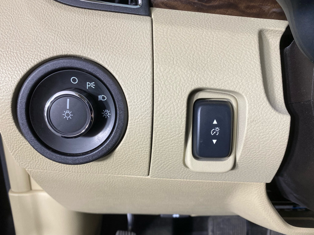 Used 2015 Ford Taurus Limited w/ Equipment Group 301A FWD image 23