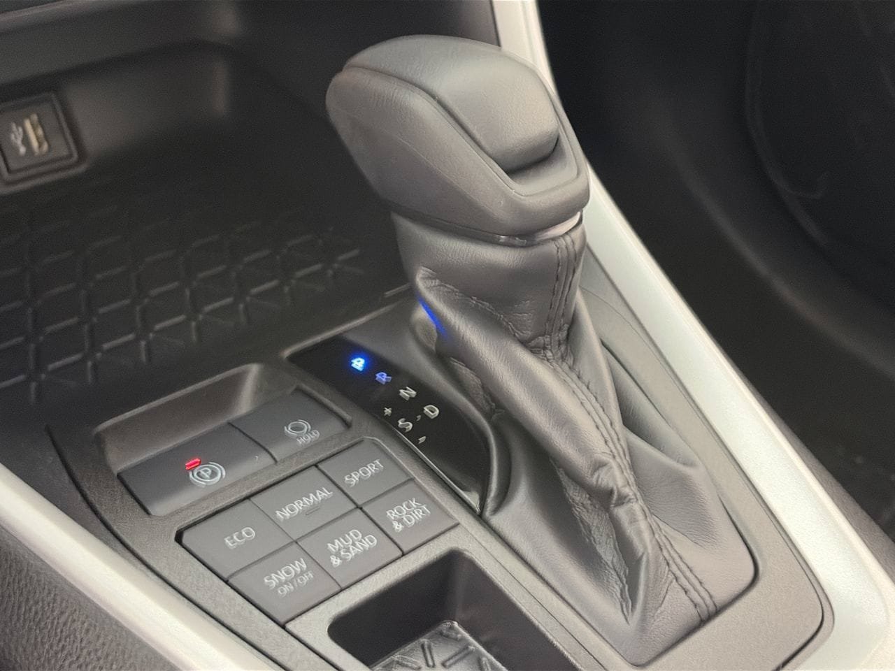 Used 2025 Toyota RAV4 LE AWD/4WD image 13
