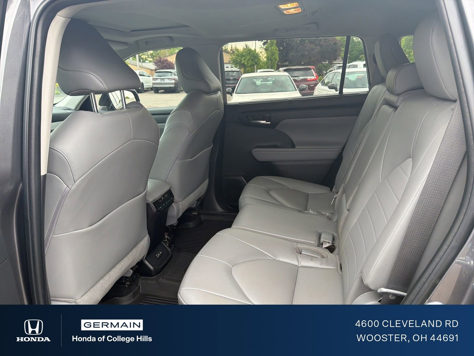 Used 2022 Toyota Highlander XLE AWD/4WD image 11