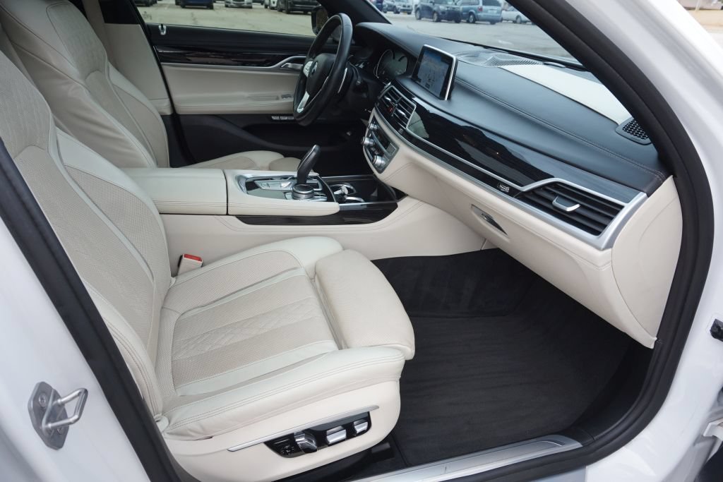 Used 2016 BMW 750i xDrive AWD/4WD image 32
