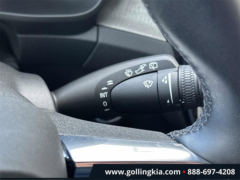 Used 2025 Volvo XC40 B5 Plus image 23