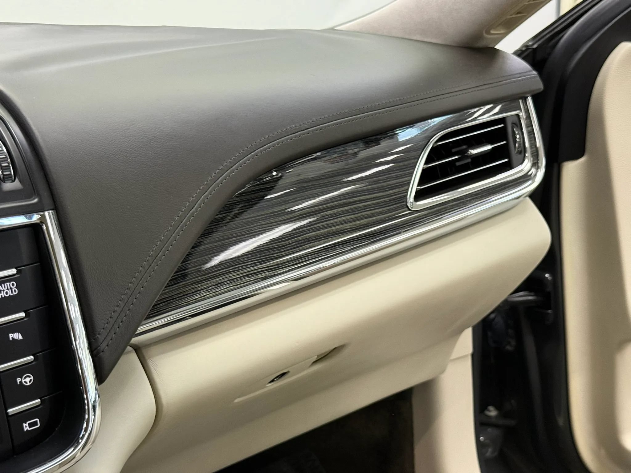 Used 2017 Lincoln Continental Black Label w/ Technology Package FWD image 32