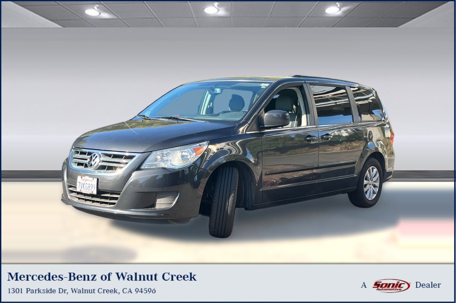 Used 2012 Volkswagen Routan SE image 1