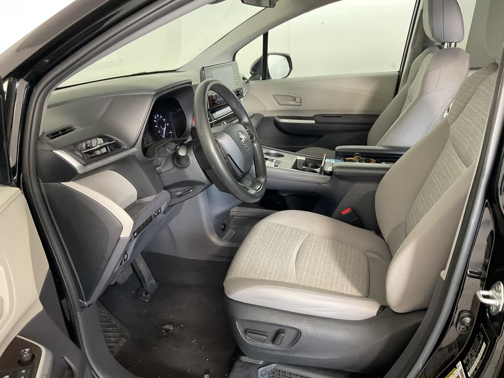 Used 2023 Toyota Sienna LE AWD/4WD image 17