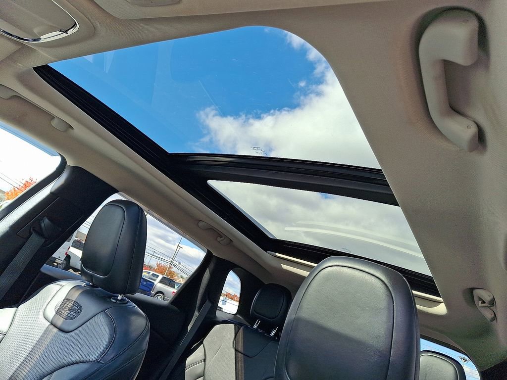 Used 2017 Jeep Cherokee Overland w/ Technology Group image 15