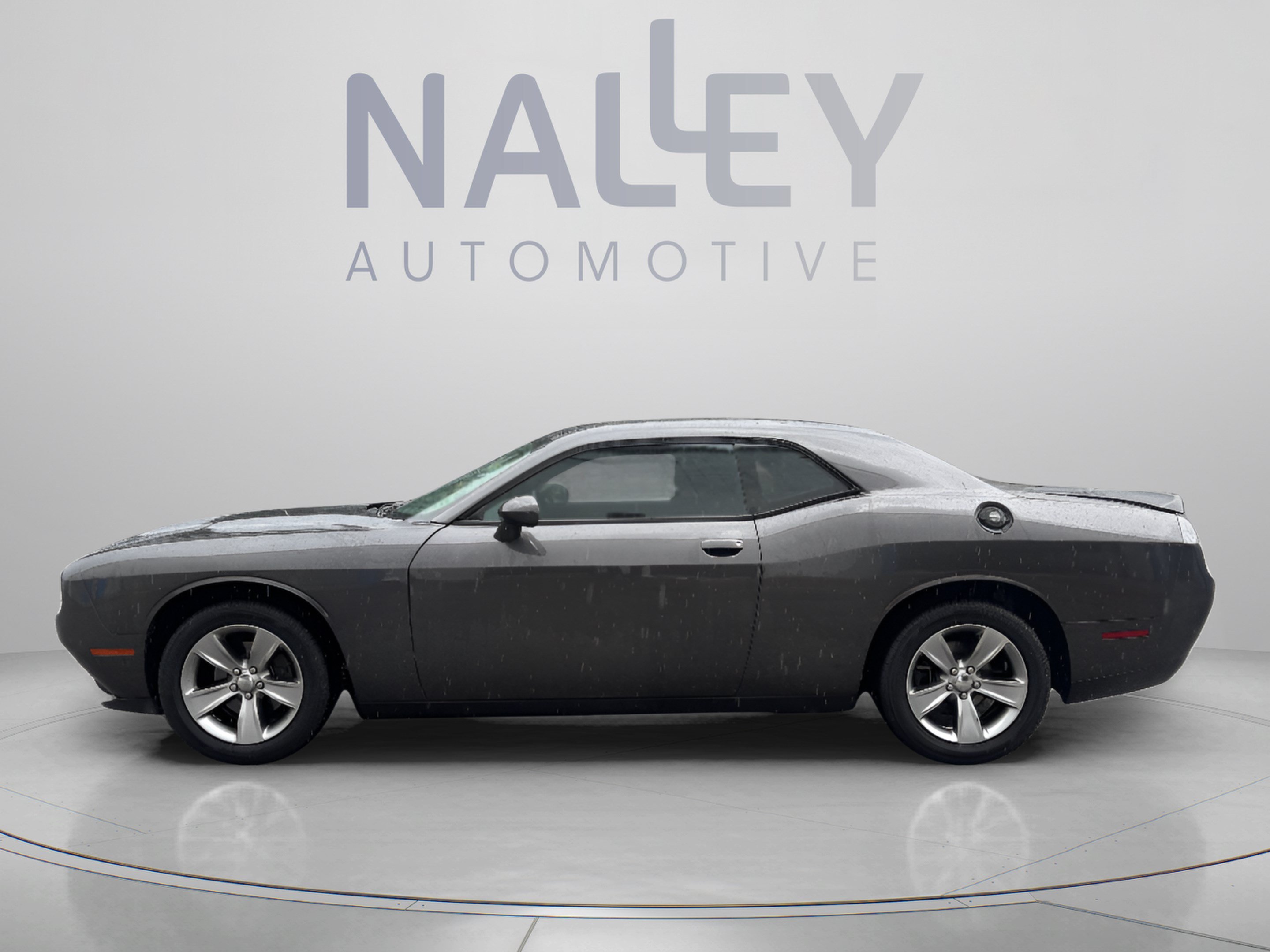 Used 2016 Dodge Challenger SXT RWD image 2