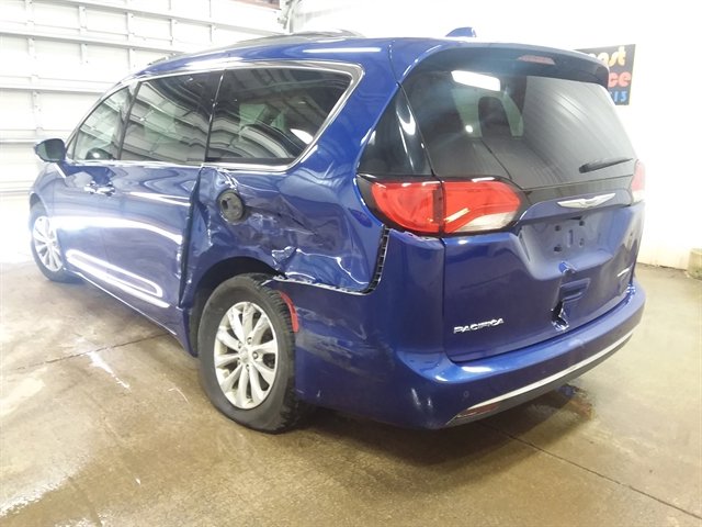 Used 2018 Chrysler Pacifica Touring-L image 3
