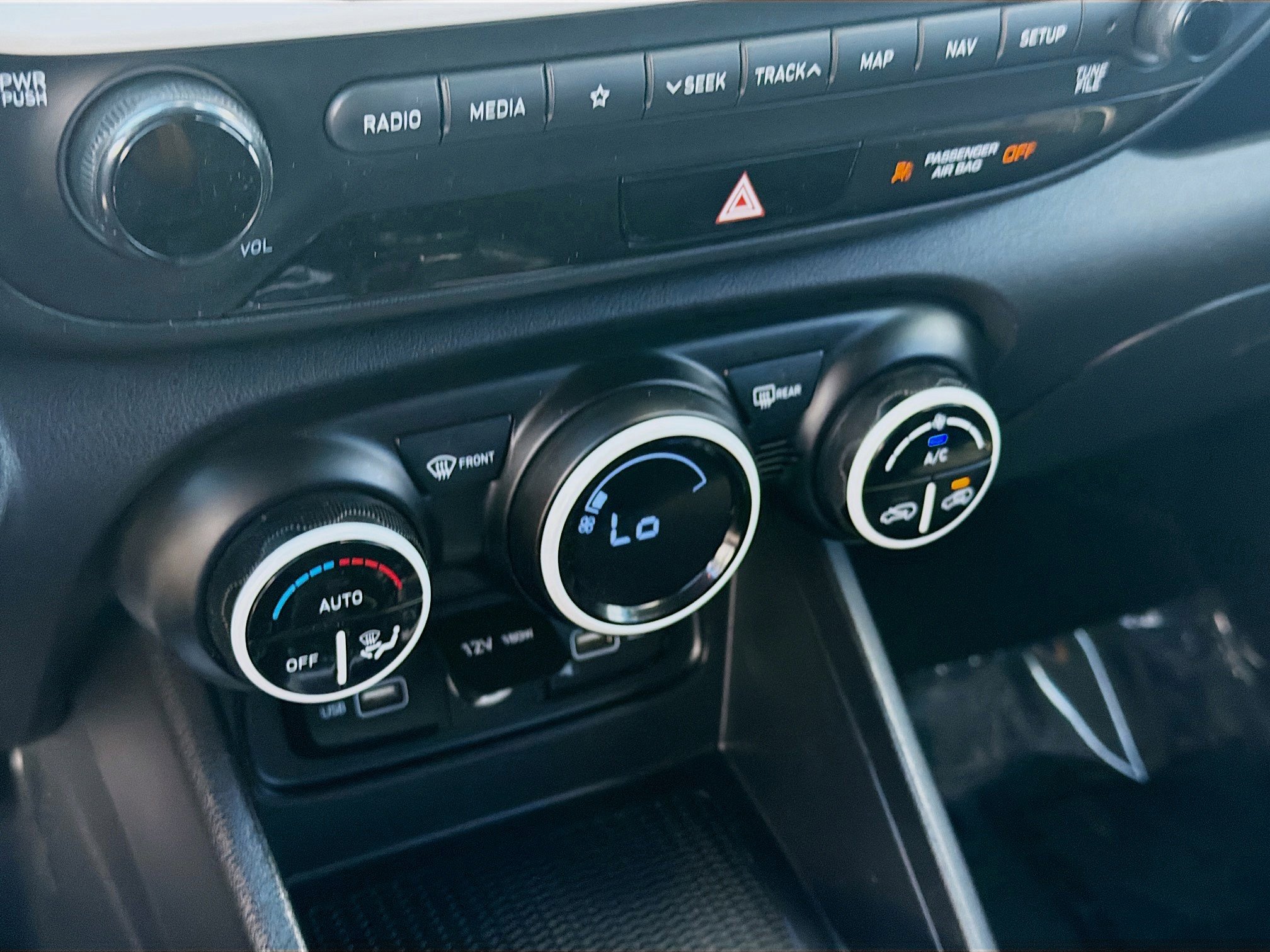 Used 2022 Hyundai Venue Limited FWD image 15