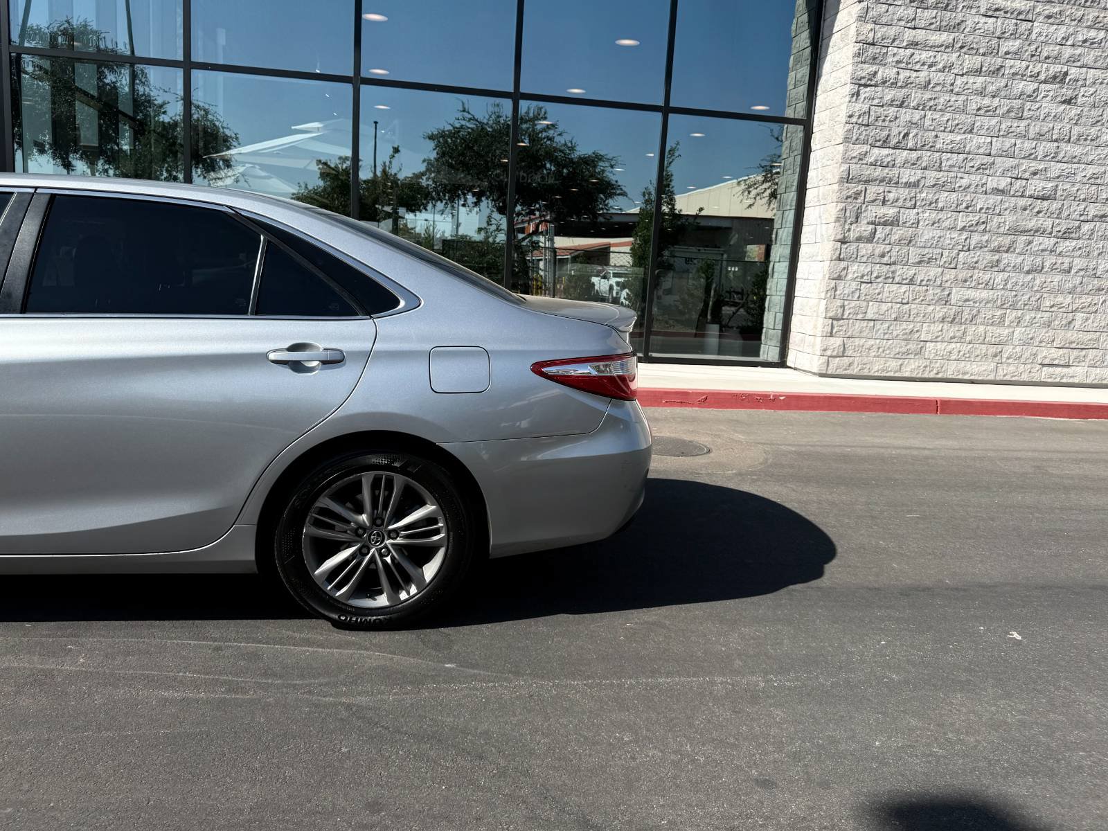 Used 2015 Toyota Camry SE FWD image 10